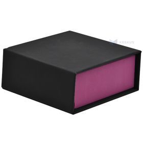 Lahjalaatikko, 7x7x3cm, musta magneettikansi, viininpunainen alaosa, musta pehmeä sisäpuoli
