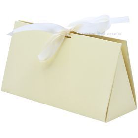 Beige kolmion muotoinen lahjarasia nauhalla 210x70x105mm